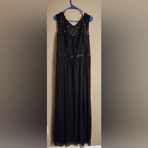 Black Sleeveless Scoop Neck Pleated Maxi Dress